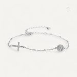 Bracelet en perles avec motif croix, design simple et chic