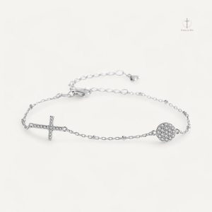 Bracelet en perles avec motif croix, design simple et chic