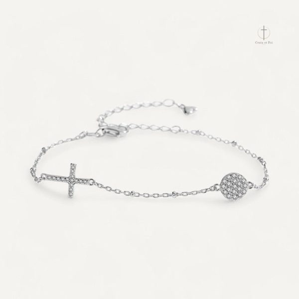Bracelet en perles avec motif croix, design simple et chic