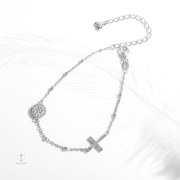 Bijou minimaliste : Bracelet Croix en perles raffinées