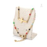 Bracelet avec croix et perles colorées, style unique et tendance