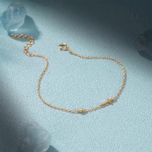 Accessoire tendance : bracelet croix et pierre précieuse raffinée