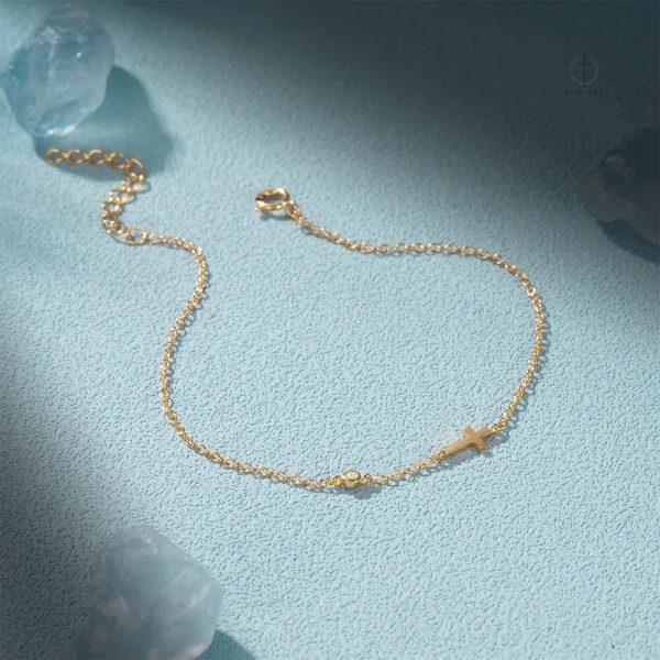 Accessoire tendance : bracelet croix et pierre précieuse raffinée