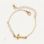 Bracelet doré avec croix et perles élégantes
