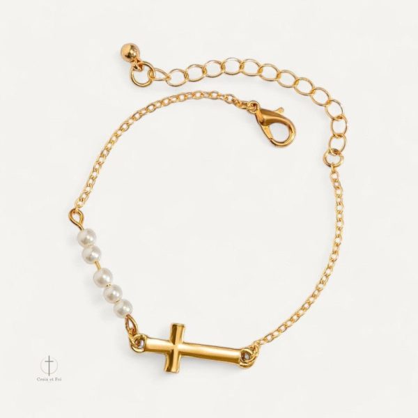 Bracelet doré avec croix et perles élégantes