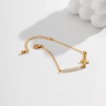 Bracelet doré avec croix pour un style chic