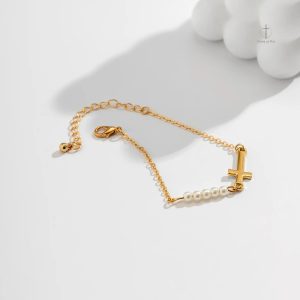 Bracelet doré avec croix pour un style chic