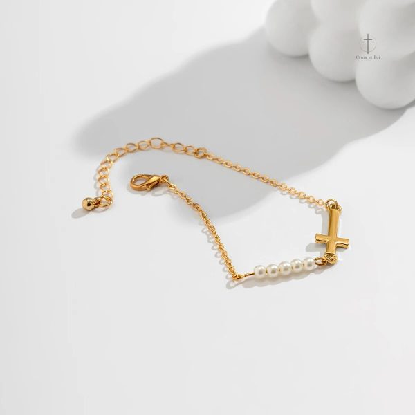 Bracelet doré avec croix pour un style chic