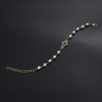 Accessoire élégant : Bracelet Croix en Perles de Nacre