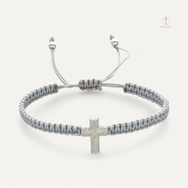 Accessoire ajustable avec une croix en pendentif