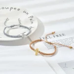 Bijou en cuir tressé avec une croix symbolique