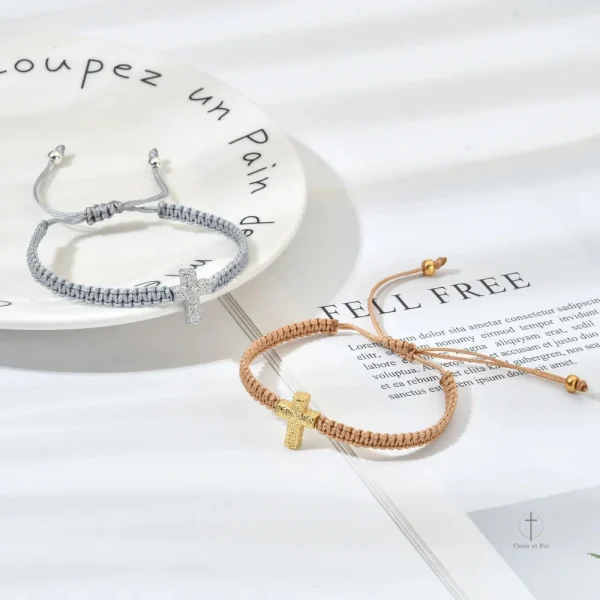 Bijou en cuir tressé avec une croix symbolique