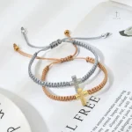 Bracelet avec breloques, un look moderne et spirituel