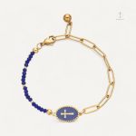 Accessoire élégant en forme de croix