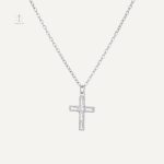 Bijoux croix tendance avec chaîne stylée et moderne