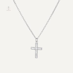 Bijoux croix tendance avec chaîne stylée et moderne