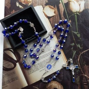 Chapelet avec perles bleues, symbole de foi