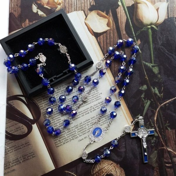 Chapelet avec perles bleues, symbole de foi