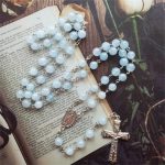 Chapelet bleu ciel avec perles délicates et pointes dorées