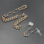 Chapelet en perles colorées, symbole de foi