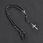 Chapelet en perles noires, accessoire spirituel classique