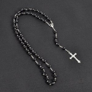 Chapelet en perles noires, accessoire spirituel classique