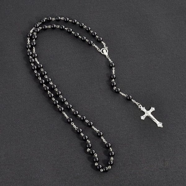 Chapelet en perles noires, accessoire spirituel classique