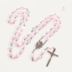 Chapelet en perles roses, accessoire spirituel élégant