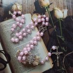 Accessoire religieux, chapelet en perles roses pour la prière