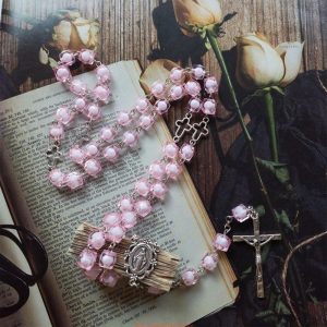 Accessoire religieux, chapelet en perles roses pour la prière