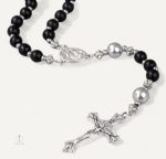 Crucifix en argent sur chapelet traditionnel