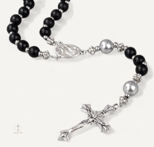 Crucifix en argent sur chapelet traditionnel