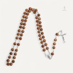 Chapelet en bois avec croix en acier
