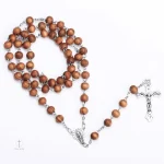 Croix en acier sur chapelet en bois