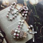 Chapelet traditionnel avec motifs mystiques