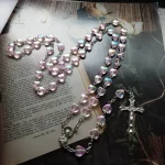 Chapelet délicat avec perles roses, symbole de foi