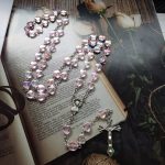 Chapelet élégant en rose, parfait pour la prière