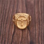 Accessoire religieux : chevalière en métal