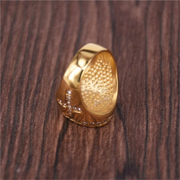 Bijou masculin : bague avec symbole chrétien