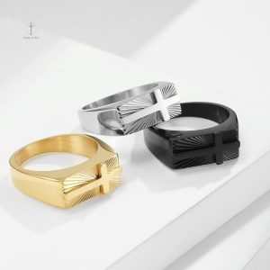 Bague Croix stylée pour un look moderne