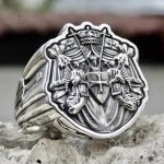 Chevalière avec symbole templier distinctif
