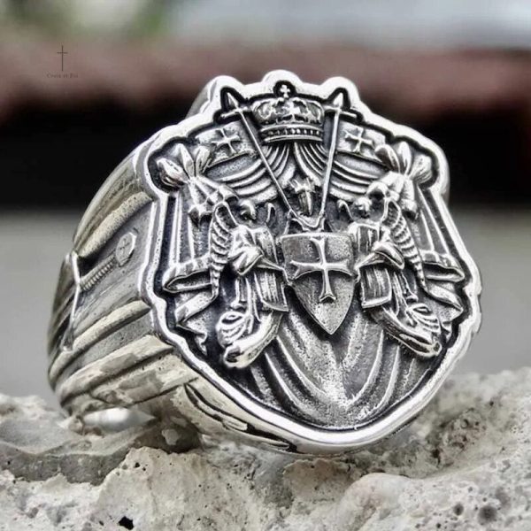 Chevalière avec symbole templier distinctif