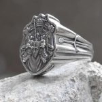 Bague au motif templier pour un look audacieux