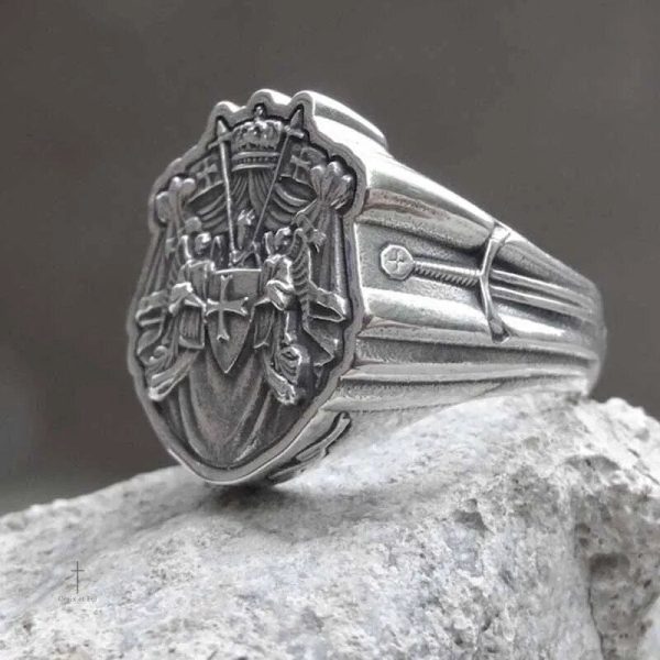 Bague au motif templier pour un look audacieux
