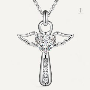 Collier Ange avec pendentif en design croix élégant