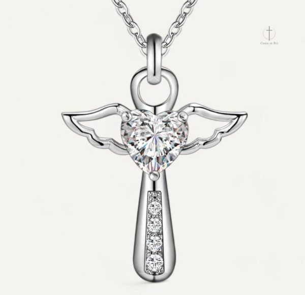 Collier Ange avec pendentif en design croix élégant