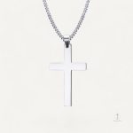 Accessoire tendance, collier avec pendentif croix stylisé