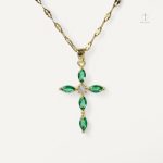 Collier Prière Femme en croix chrétienne
