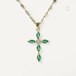 Collier Prière Femme en croix chrétienne