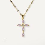 Pendentif croix lumineux sur chaîne fine